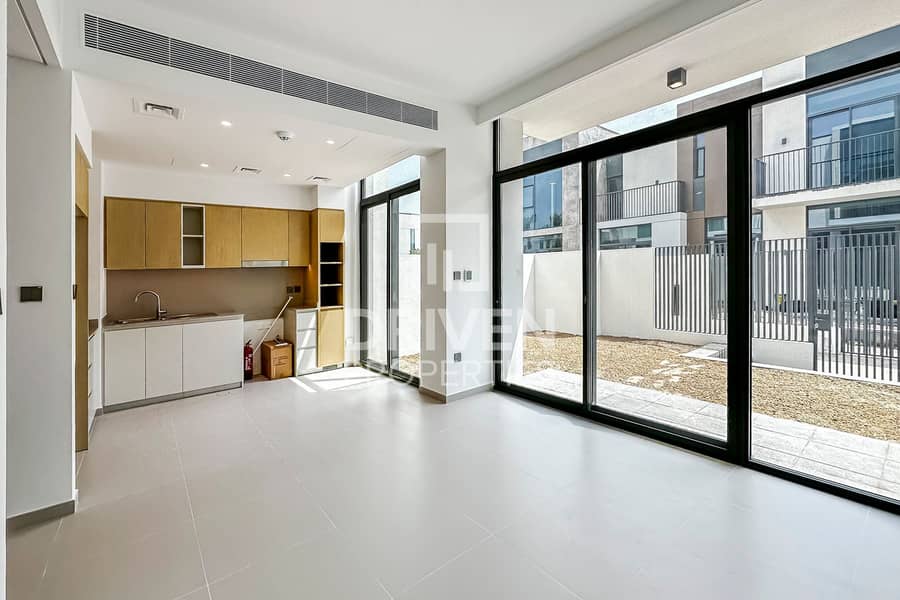 Close to Amenities | Spacious Layout | Vacant Close to Amenities | Spacious Layout | Vacant