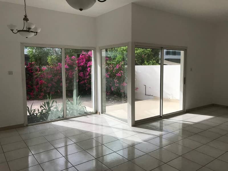 Spacious 5 Bedroom villa with shared pool in Umm SUqeim