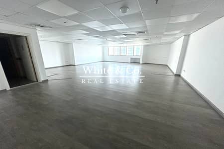 Office for Rent in Jumeirah Lake Towers (JLT), Dubai - Lake View | Close to Metro | Open Space