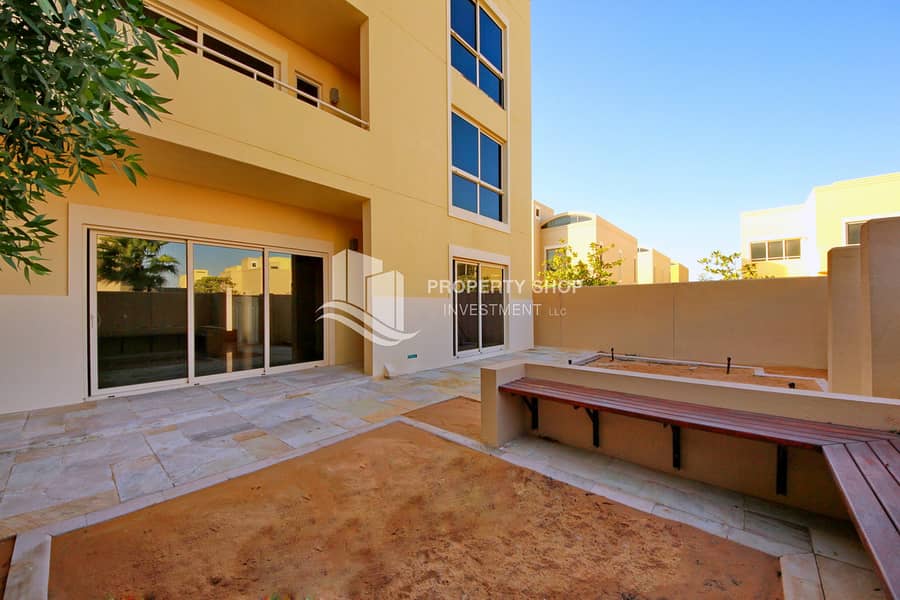 4-bedroom-townhouse-abu-dhabi-al-dar-al-raha-gardens-backyard. JPG 4-bedroom-townhouse-abu-dhabi-al-dar-al-raha-gardens-backyard. JPG