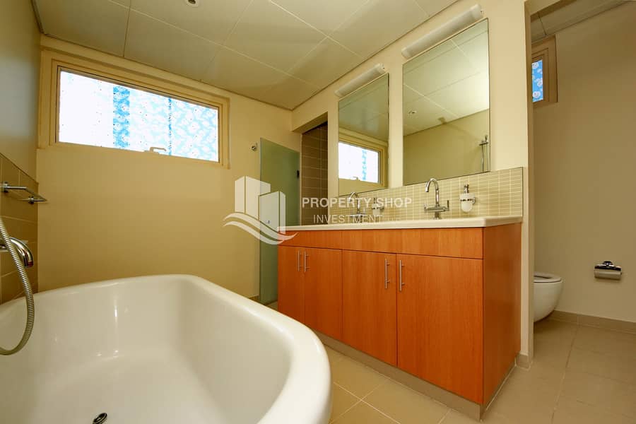 10 4-bedroom-townhouse-abu-dhabi-al-dar-al-raha-gardens-master-bathroom-1. JPG