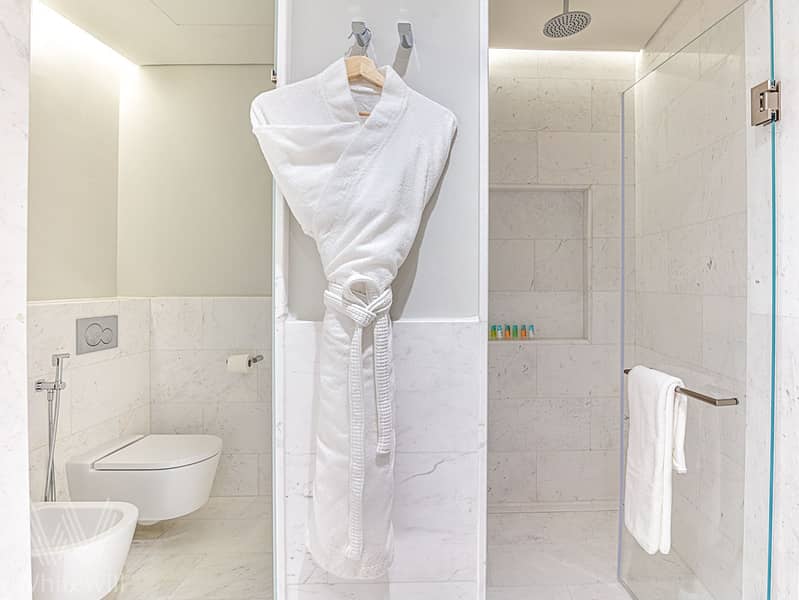 18 Master washroom (1 of 5). jpg