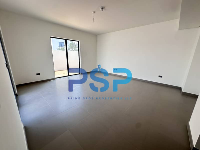 2 LIVING ROOM. JPG