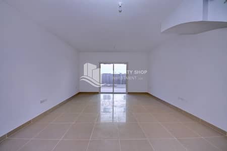 3 Cпальни Вилла Продажа в Аль Риф, Абу-Даби - 3-bedroom-abu-dhabi-al-reef-contemporary-village-living-area. JPG