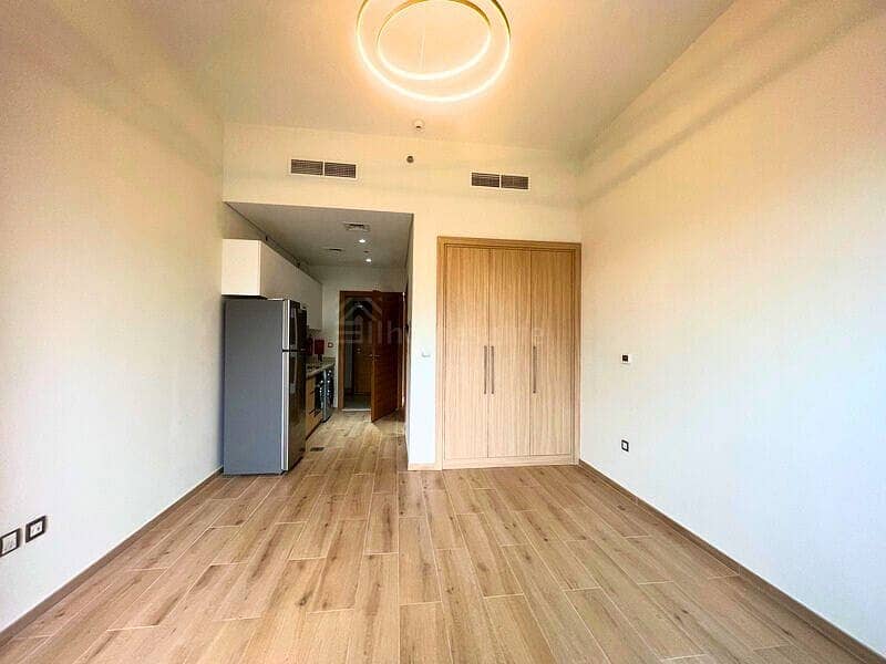 Higher Floor l Semi Furnished l at Metro Station Higher Floor l Semi Furnished l at Metro Station
