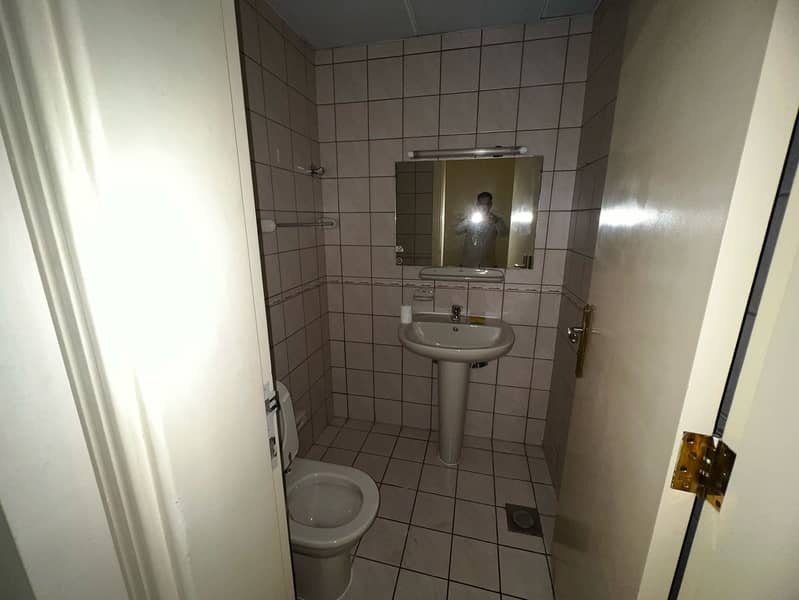 18 9aa3afd7-59e3-40ea-85b1-cd980d743a19. jpg