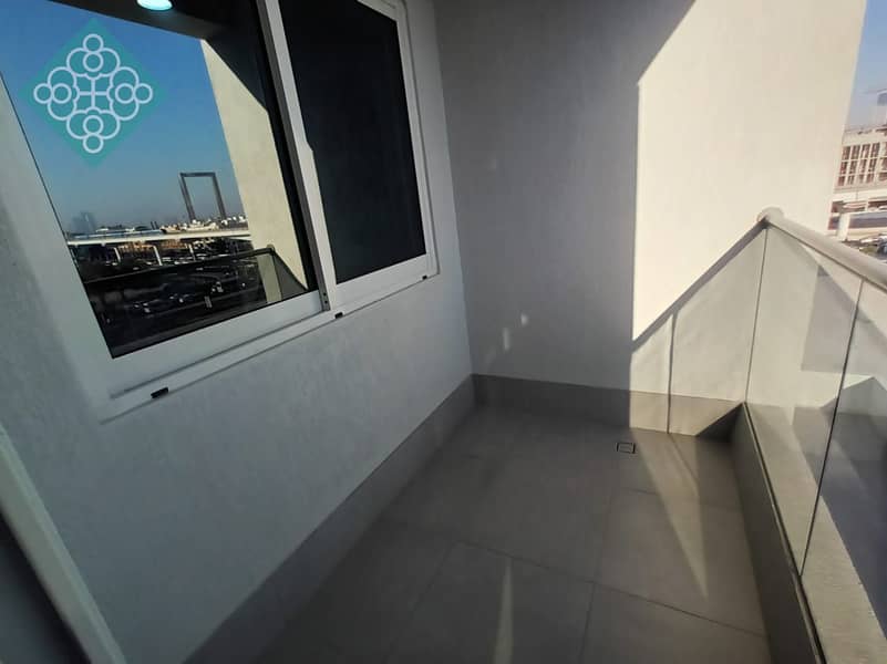 28 Balcony3. jpg
