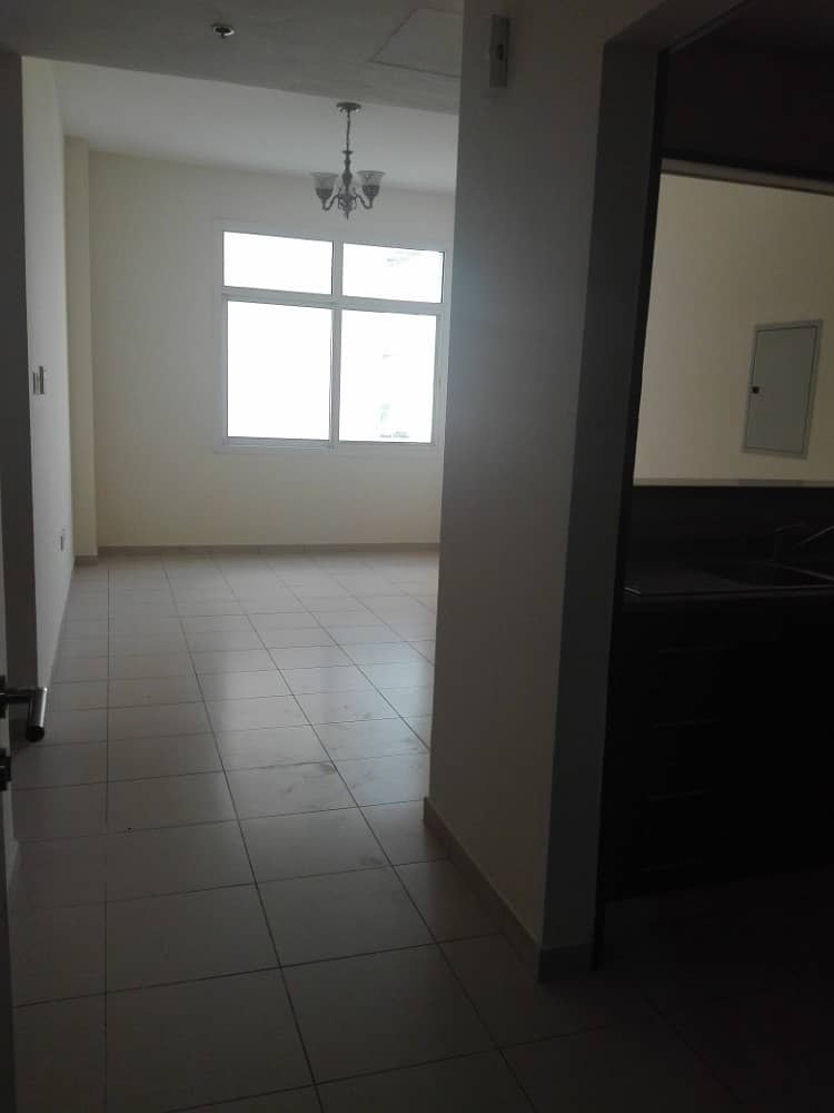 32k/4 Only- 1 Bedroom With Balcony  Laundry Room & Parking Bay In Mazaya- Queue Point - Liwan, Dubai