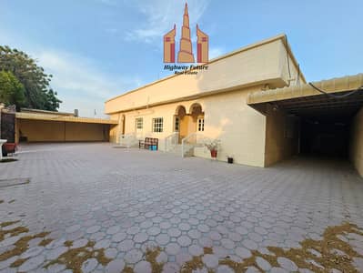 6 Bed room Hall Majlis 6 parking big yard maids room 2 kitchan semi furnished