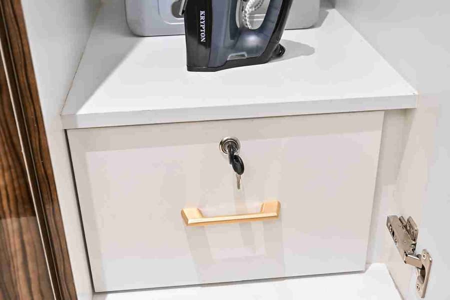 Stylish Downtown Dubai Stay - Image 32