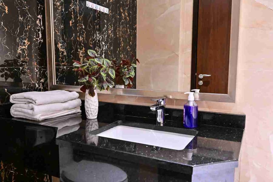 Stylish Downtown Dubai Stay - Image 37