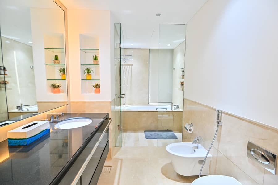 13 Full Bathroom 2. jpg