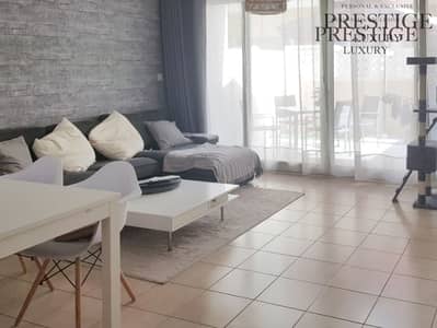 迪拜海滨区， 迪拜 2 卧室联排别墅待售 - living room Ines 2. jpg