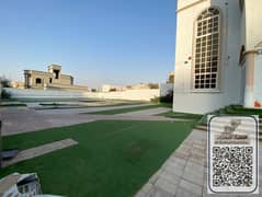 للايجار فيلا بالكامل على مساحة 10,000 قدم مكونة من 8 غرف على الشارع الرئيسي