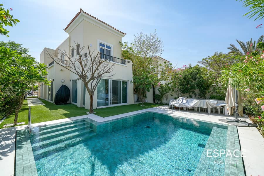 Stunning Renovated 2E with Private Pool Stunning Renovated 2E with Private Pool