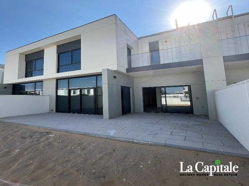 SINGLE ROW | CLOSE TO PARK AND POOL | VACANT SINGLE ROW | CLOSE TO PARK AND POOL | VACANT