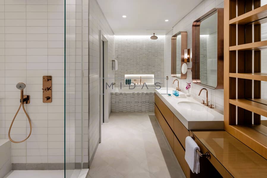 6 One Bedroom Apartment Bathroom Creek View JOCH_015_051223. jpg