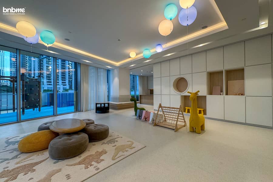 32 Family Room. jpg