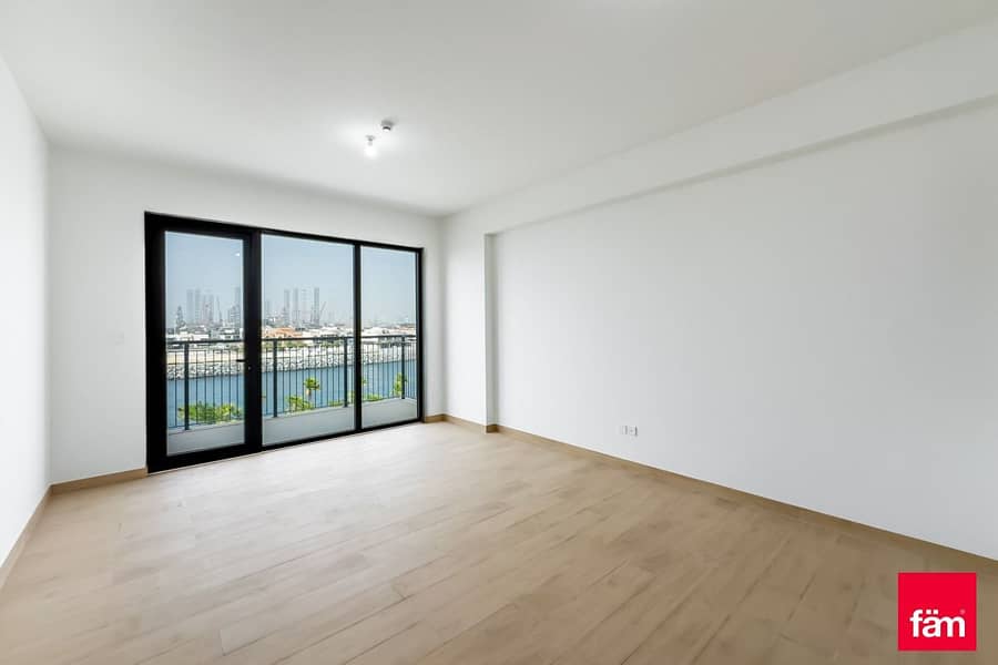 Stylish and Rear with a Sea-Facing Terrace Stylish and Rear with a Sea-Facing Terrace