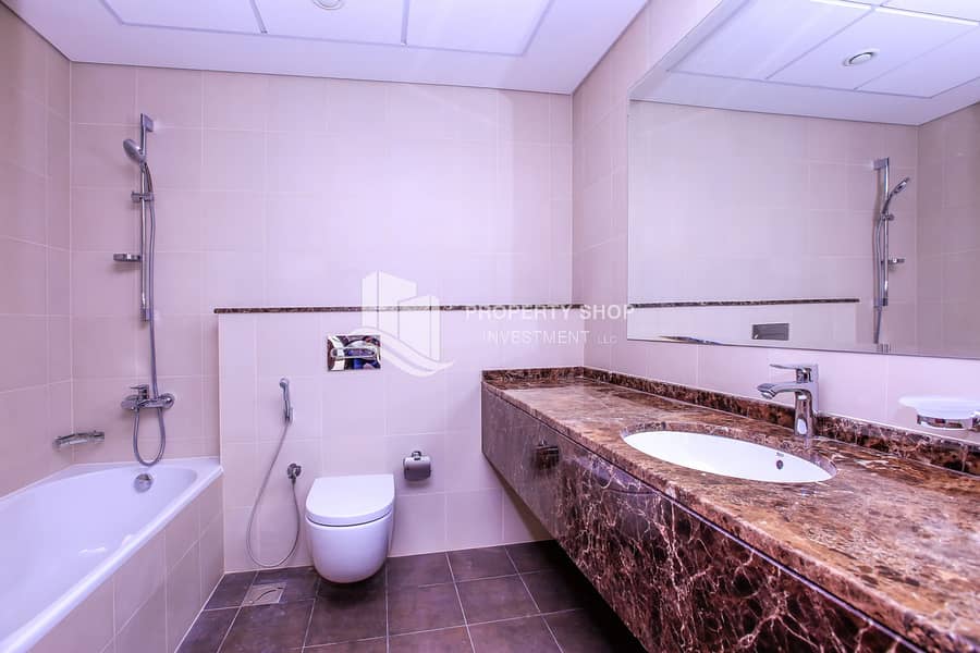 10 4-bedroom-apartment-abu-dhabi-corniche-wave-tower-bathroom-2. JPG