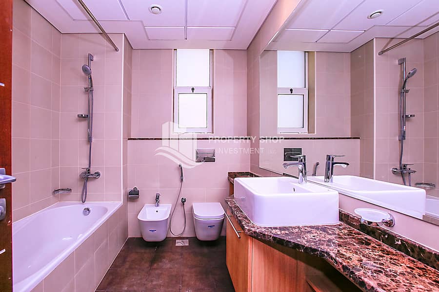 11 4-bedroom-apartment-abu-dhabi-corniche-wave-tower-master-bathroom. JPG