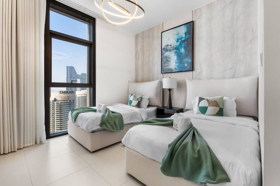 32 7ST00946. jpg