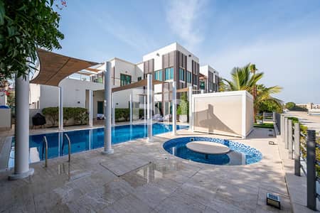 6 Bedroom Villa for Sale in Palm Jumeirah, Dubai - Best price | Extended | Big Plot | Skyline views