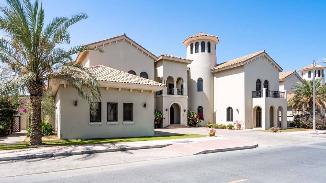 Palm Jumeirah Signature Villa in Prime Beachfront Location
