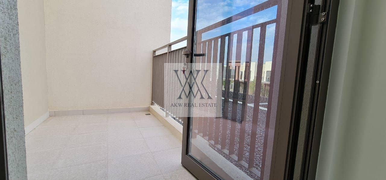 8 BALCONY. jpg