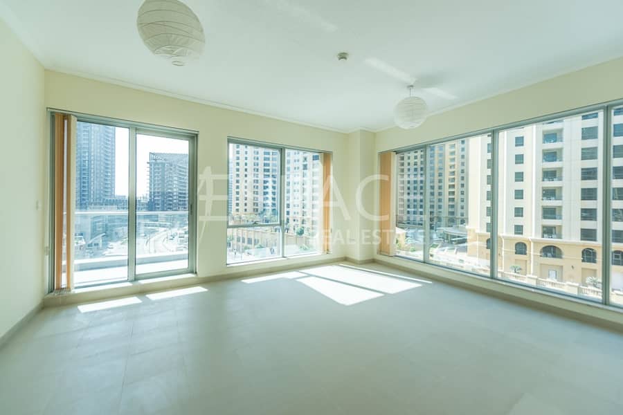 Close to Tram - 1 Bed - Large Balcony