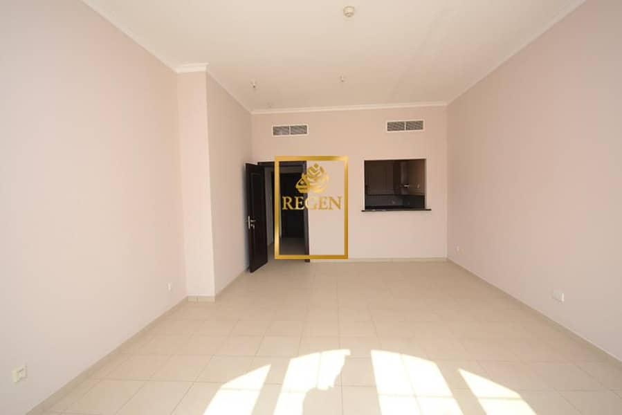 9 Living Room. . JPG