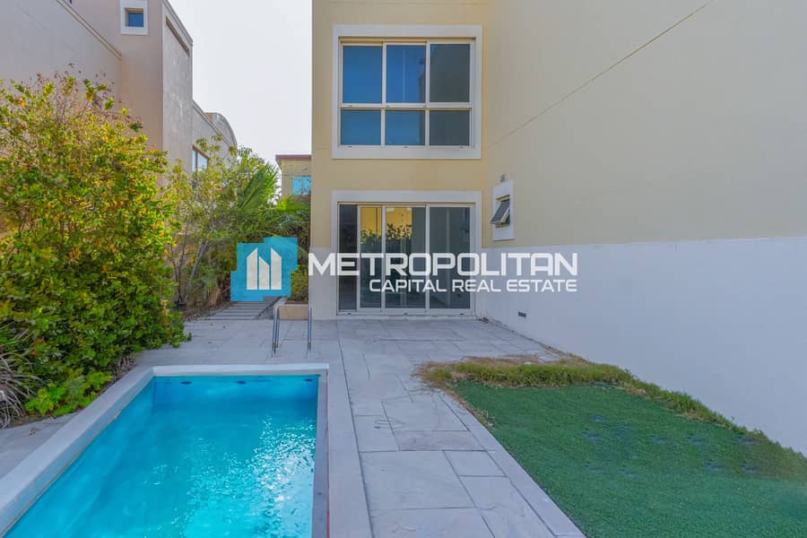 HOT DEAL | Vacant | Corner| 5BR+M+Driver | Pool HOT DEAL | Vacant | Corner| 5BR+M+Driver | Pool
