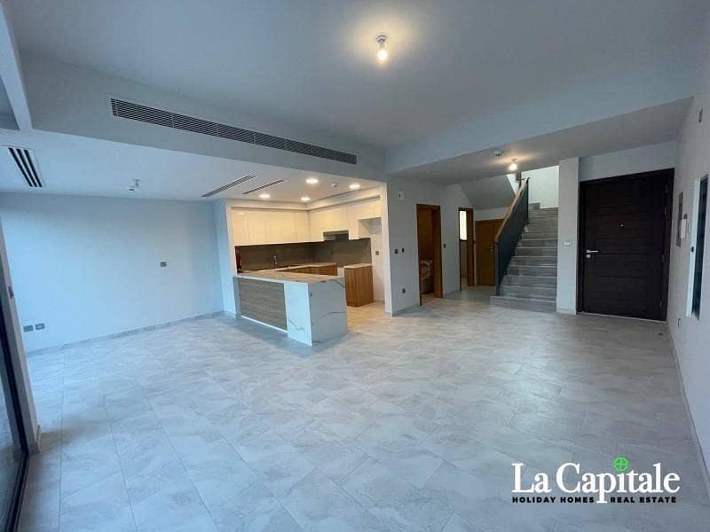 EXCLUSIVE | Single Row | Pool and Park | Vacant EXCLUSIVE | Single Row | Pool and Park | Vacant
