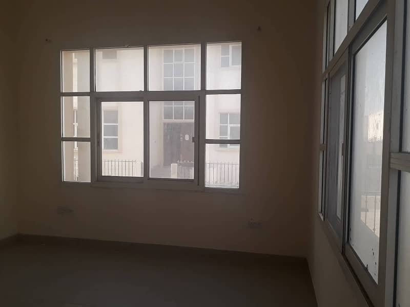 GREAT DEAL !! VILLA 5BR WITH MAJLIS IN MBZ CITY GOOD PRICE