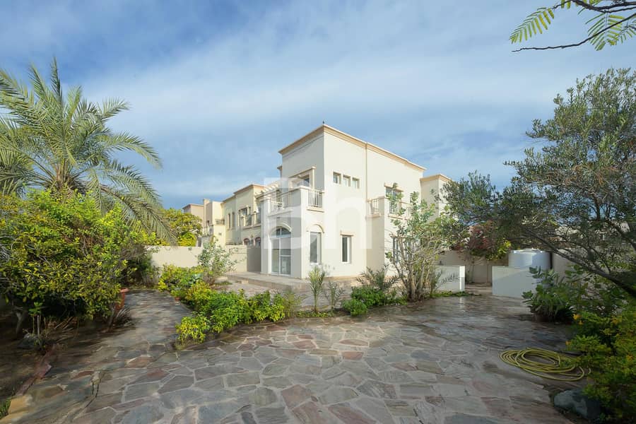 Upgraded | Landscaped Garden | Corner plot Upgraded | Landscaped Garden | Corner plot