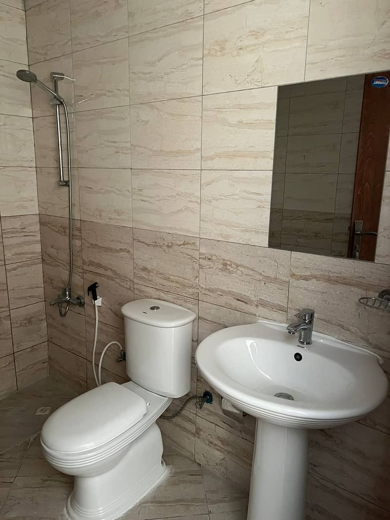 8 washroom. jpeg