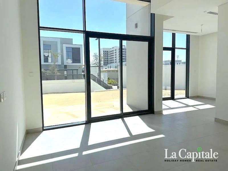 SINGLE ROW | CLOSE TO PARK AND POOL | VACANT SINGLE ROW | CLOSE TO PARK AND POOL | VACANT