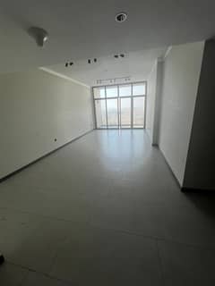 متاح شقه  ثلاث غرف وصاله مع خزانات بالحوائط تكيف مركزي كبيرمع غرفه خادمه و غرفه غسيل 3 بلكونه مع بلكونه اطلاله مفتوحه على الشارع الرئيسي كبيرة جدا 4 ح
