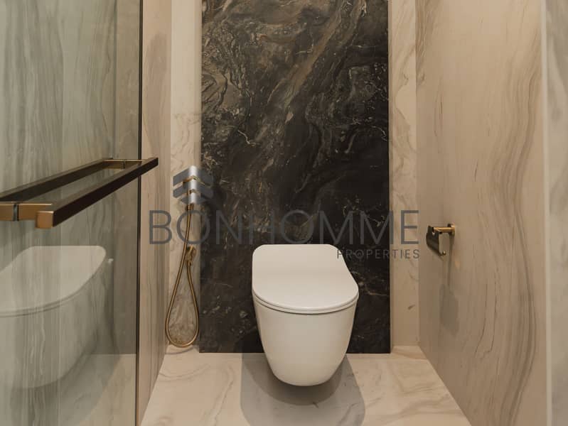 9 Ensuite Toilet. jpg