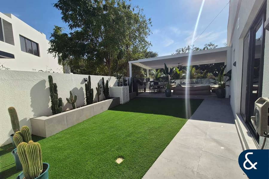 EXCLUSIVE | Park Res | Upgraded Corner Plot EXCLUSIVE | Park Res | Upgraded Corner Plot