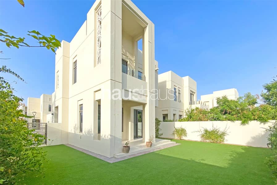 Great Location | Pool and park backing |Landscaped Great Location | Pool and park backing |Landscaped