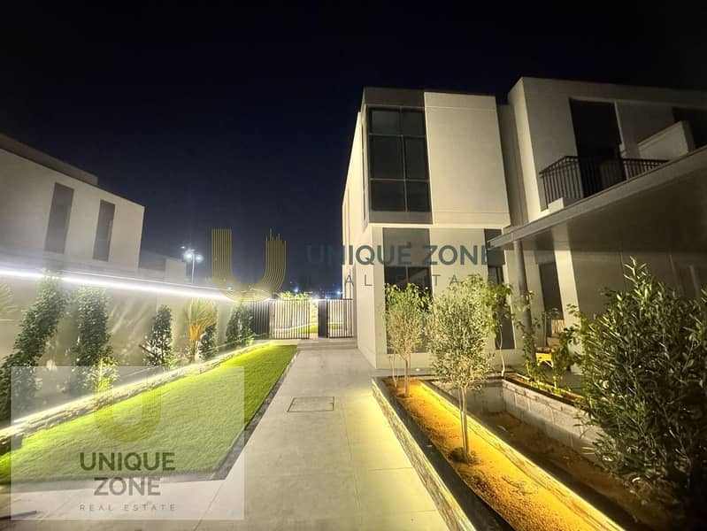 Single Row | Landscaped | Next to Park Single Row | Landscaped | Next to Park