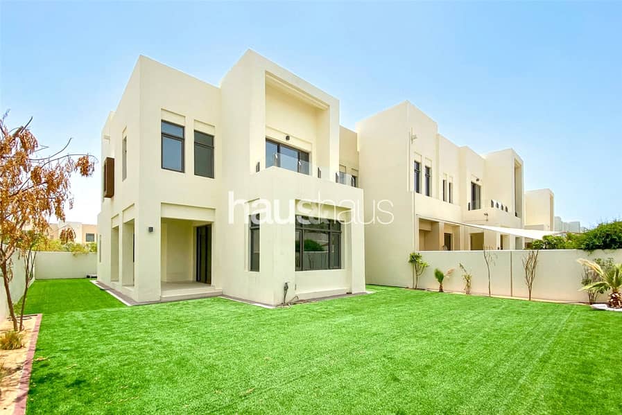 Well Maintained | Large Corner Plot | Single Row