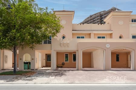 4 Bedroom Villa for Sale in Dubai Sports City, Dubai - Single Row - TH2 - Vacant on Transfer