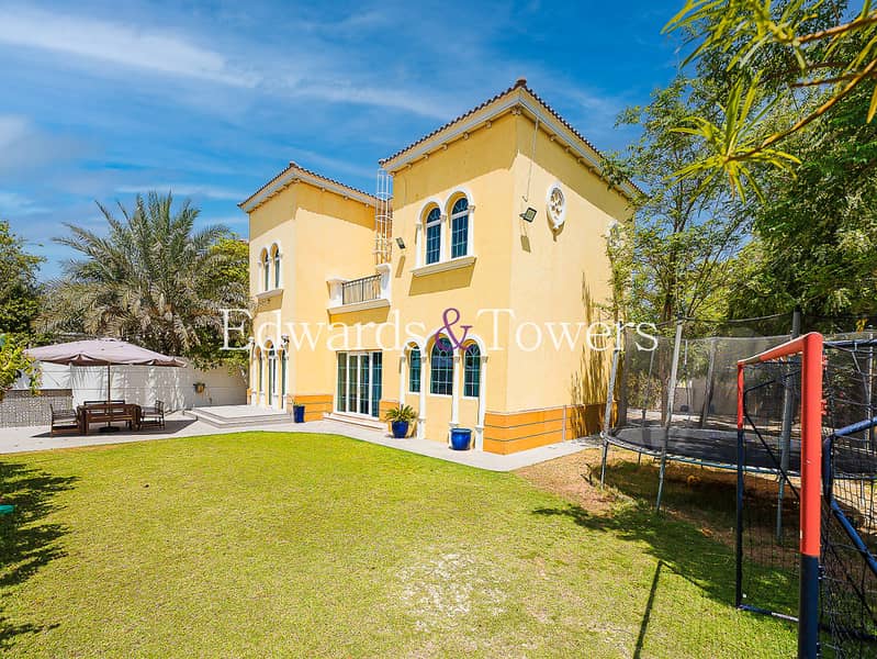 District 8 | Exclusive | Vacant | Corner Plot District 8 | Exclusive | Vacant | Corner Plot