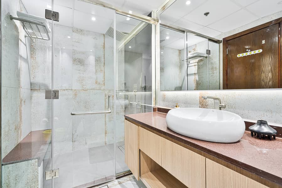 16 Full Bathroom 2. jpeg