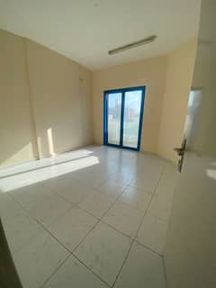 الجرف الحميدية 1 – بجوار كل الخدمات وسهولة وصول مباشر لدبي والشارقة  🏠 تفاصيل الشقة:  غرفتين نوم  صالة واسعة  3 حمامات  بلكونة  تكييف مركزي  بناية عا