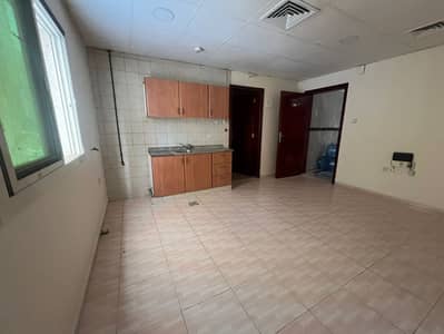 استوديو  للايجار في النباعة، الشارقة - 619ea696-083e-4076-a6fc-4c1cd9557862. jpg