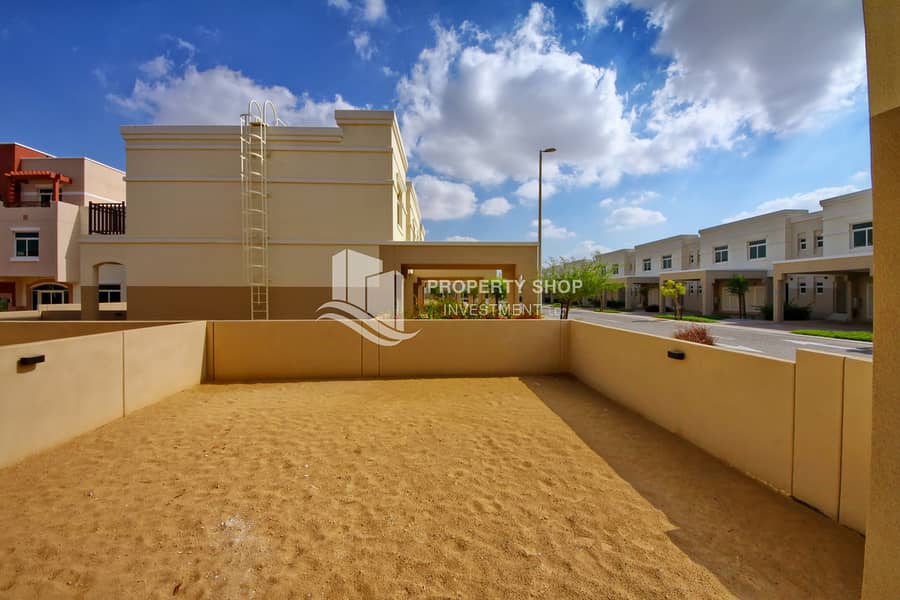 10 2-bedroom-townhouse-abu-dhabi-sieh-shuaib-al-ghadeer-backyard. JPG