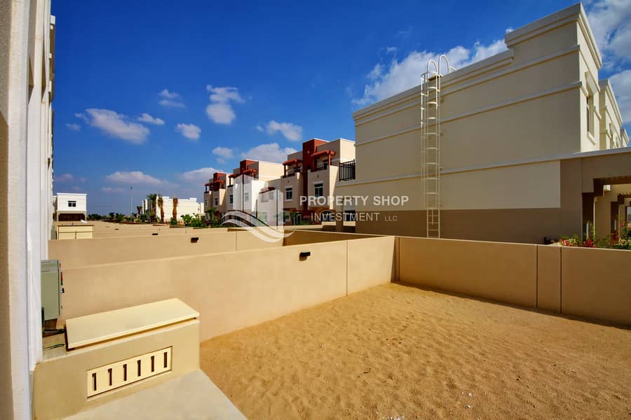 11 2-bedroom-townhouse-abu-dhabi-sieh-shuaib-al-ghadeer-backyard-1. JPG